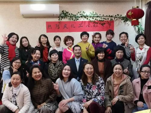 中國(guó)僑網(wǎng)丁永華(第二排中)與婦女會(huì)成員合影,。(《歐洲時(shí)報(bào)》/蘇珊娜 攝)