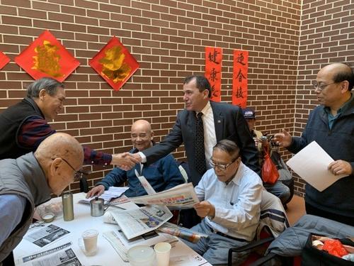 中國(guó)僑網(wǎng)奎恩(立者右二)表示,,他深知如何確保公共安全,之所以參選是為了讓“民眾和皇后區(qū)更安全”,。(美國(guó)《世界日?qǐng)?bào)》/劉大琪 攝)
