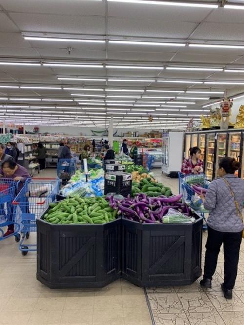 中國僑網(wǎng)美國圣蓋博市夏威夷超市正常營業(yè)當(dāng)中,。該超市負(fù)責(zé)人表示,他們將近140名員工全部正常上班,。 (美國《世界日報》/楊青 攝)