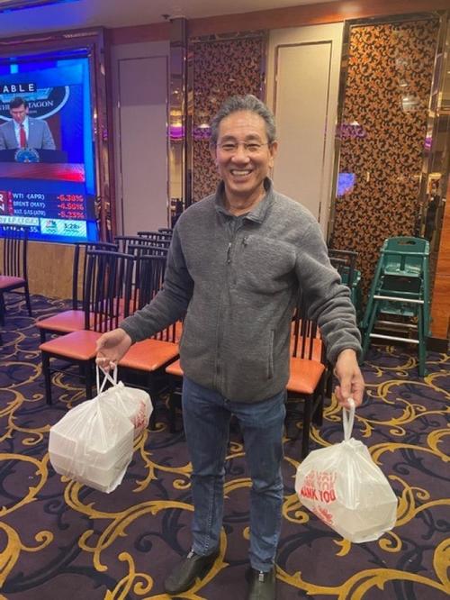 中國僑網(wǎng)洛杉磯縣羅斯密的一家大型華資餐飲商家啟用食物打包機,,希望外賣客人吃得放心。(美國《世界日報》/楊青 攝)
