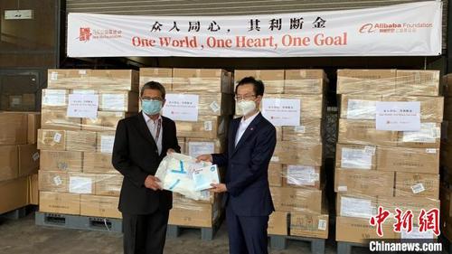 中國僑網(wǎng)捐贈物資上還專門寫有“眾人同心,,其利斷金”的寄語?!alaysia Airports and MAS Kargo供圖 攝