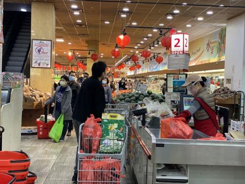 中國僑網(wǎng)雖然法拉盛的多數(shù)商戶暫時關(guān)門,,但華人超市仍在疫情中開門營業(yè),。(美國《世界日報》/牟蘭 攝)