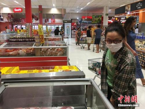 中國僑網(wǎng)資料圖:巴西圣保羅,,一位戴口罩的婦女在一家超市購物,。中新社記者 莫成雄 攝