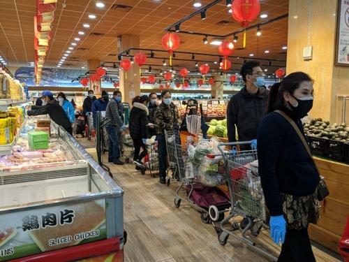中國(guó)僑網(wǎng)多間華人超市將于近日暫停營(yíng)業(yè),,不少民眾排隊(duì)購(gòu)物。(美國(guó)《世界日?qǐng)?bào)》/顏嘉瑩 攝)