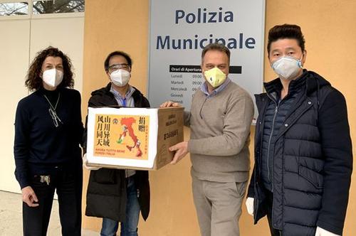 中國(guó)僑網(wǎng)意大利亞得里亞華商會(huì)向警方捐贈(zèng)口罩。(歐聯(lián)網(wǎng) 僑團(tuán)供圖)