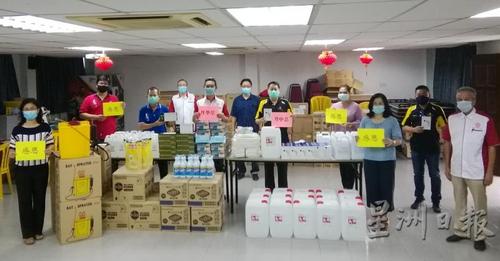 中國(guó)僑網(wǎng)馬來西亞丹華堂和丹中總移交防疫用品給丹州華校開學(xué)時(shí)備用。(馬來西亞《星洲日?qǐng)?bào)》)
