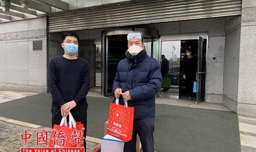 中國僑網(wǎng)福建僑聯(lián)總會主席陳鍵榕(右)到總領(lǐng)館領(lǐng)取健康包,左為僑務(wù)組領(lǐng)事顏鵬,。(圖片來源:中國僑聲網(wǎng))