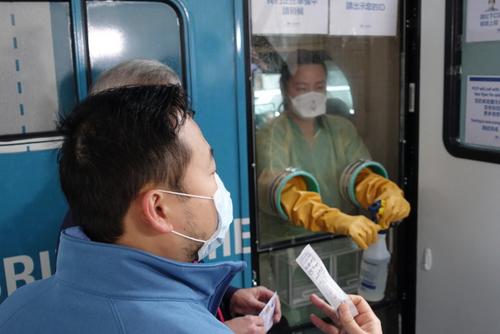 中國僑網(wǎng)新冠病毒流動(dòng)檢測車開進(jìn)華埠,。(美國《世界日報(bào)》/金春香 攝)