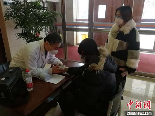 中國僑網(wǎng)校醫(yī)院醫(yī)生為留學(xué)生做檢查,。遼寧石油化工大學(xué)供圖