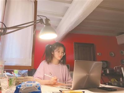 中國僑網(wǎng)楊海霞正在上網(wǎng)課,。(《廣州日?qǐng)?bào)》/楊海霞供圖)