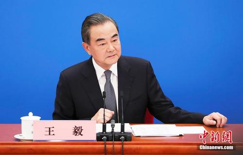 中國僑網(wǎng)5月24日,,十三屆全國人大三次會議在北京人民大會堂新聞發(fā)布廳舉行記者會,邀請中國國務(wù)委員兼外交部長王毅就中國外交政策和對外關(guān)系回答中外記者提問,。為有效防控疫情,,共同維護公共衛(wèi)生與健康,記者會采用網(wǎng)絡(luò)視頻形式進行,。中新社記者 杜洋 攝