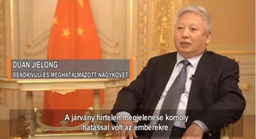中國僑網(wǎng)中國駐匈牙利大使段潔龍?jiān)陔娨暺薪邮懿稍L,。(來源:匈牙利歐洲華通社)