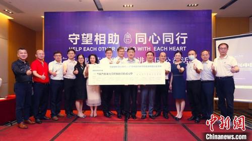 中國(guó)僑網(wǎng)主辦方將捐贈(zèng)物資支票交接給各大院校代表,。 主辦方供圖 索有為 攝