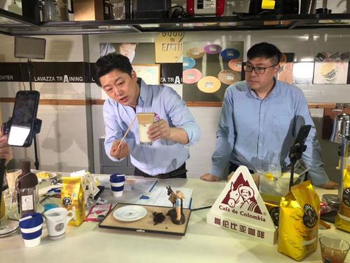 中國(guó)僑網(wǎng)吳佳航(左)在疫情期間登陸中國(guó)某直播平臺(tái),,向中國(guó)觀眾介紹哥倫比亞咖啡,。受訪者供圖