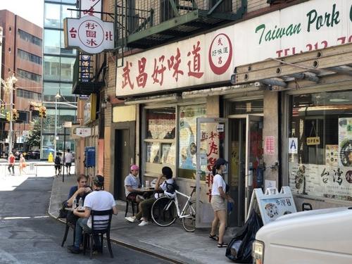 中國僑網(wǎng)紐約曼哈頓華埠中餐館“武昌好味道”外已有三組餐桌椅,。(圖片來源:美國《世界日?qǐng)?bào)》/張晨 攝)