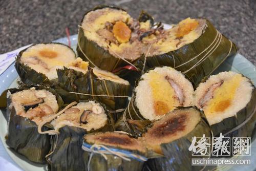 中國(guó)僑網(wǎng)美國(guó)中餐館“深并燒臘美食坊”銷(xiāo)售的粽子,。(美國(guó)《僑報(bào)》/李青蔚 攝)