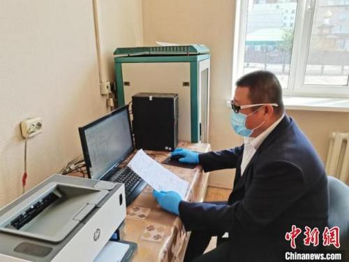中國(guó)僑網(wǎng)圖為許立民在工作中。哈鐵提供