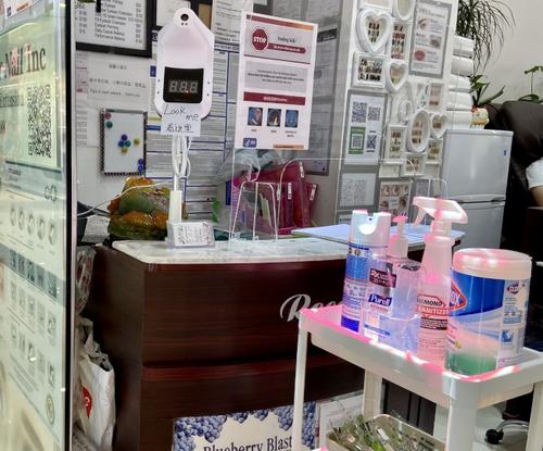 中國僑網(wǎng)美甲店門口擺放消毒用品,,顧客進(jìn)門手部先消毒,。(美國《世界日?qǐng)?bào)》朱蕾/攝)