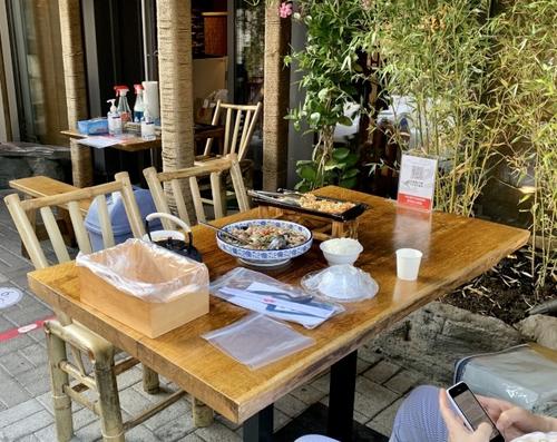 中國(guó)僑網(wǎng)戶外用餐讓客人嘗試走出家門,在相對(duì)安全的情況下體驗(yàn)用餐氛圍,。(美國(guó)《世界日?qǐng)?bào)》/劉大琪 攝)