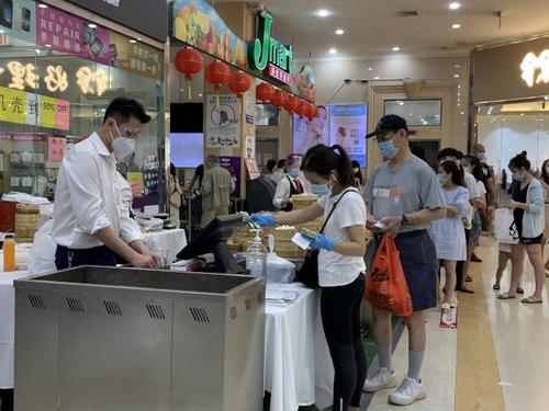 中國僑網(wǎng)君豪近日重啟,為迎回更多客流,,在緬街及羅斯福大道入口均有設(shè)攤,,方便超市顧客及等公交車消費(fèi)者外帶。(圖片來源:美國《世界日報(bào)》/賴蕙榆 攝)