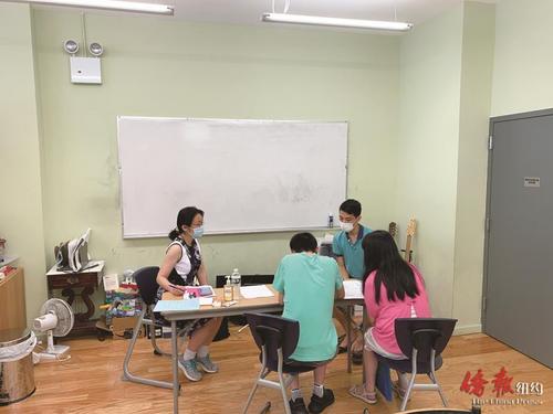 中國僑網(wǎng)活動工作人員為民眾提供申請協(xié)助,。(美國《僑報》/劉依玲 攝)