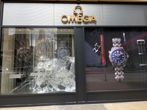 中國(guó)僑網(wǎng)在10日的搶劫中,,芝加哥多家店鋪都遭受了不同程度的破壞,。(美國(guó)《世界日?qǐng)?bào)》/黃惠玲 攝)
