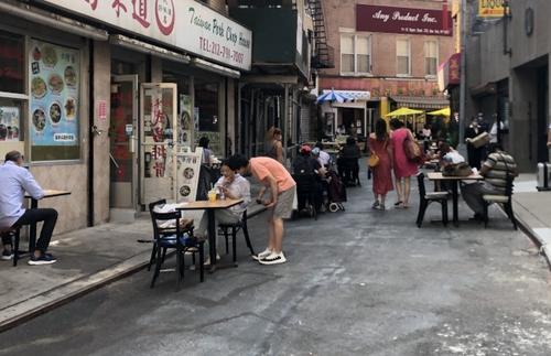 中國僑網(wǎng)紐約市恢復(fù)堂食遙遙無期,。圖為曼哈頓華埠戶外營業(yè)的中餐館,。(美國《世界日報》/洪群超 攝)