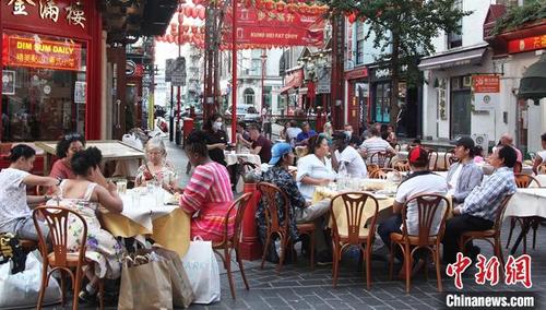 中國(guó)僑網(wǎng)資料圖:2020年8月9日,,倫敦一家中餐館座無(wú)虛席,。 中新社記者 張平 攝