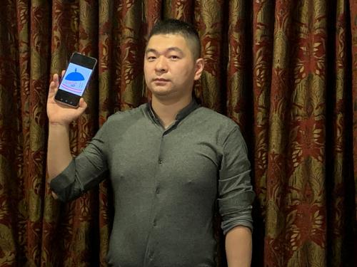 中國僑網(wǎng)美國華人Jacky王研發(fā)點(diǎn)餐App,。(美國《世界日報》/張宏 攝)