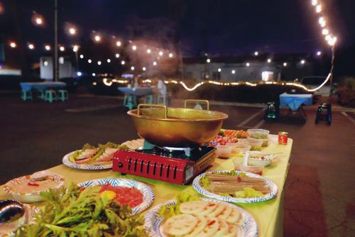 中國(guó)僑網(wǎng)餐飲商家將室內(nèi)堂食服務(wù)搬到室外,成為戶(hù)外“大排檔”,。(美國(guó)《世界日?qǐng)?bào)》/李雪 攝)