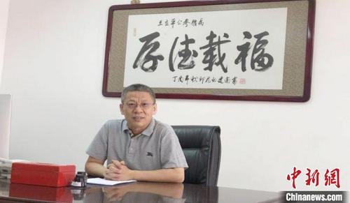 中國僑網(wǎng)圖為中國駐印尼使館經(jīng)商處公參王立平出席開幕式并致辭,。印尼中國商會 供圖