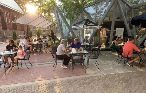中國僑網(wǎng)紐約市議會16日通過法案,,允許餐館業(yè)者對食客加收不超過10%的“疫情恢復費”,。(美國《世界日報》/和釗宇 攝)