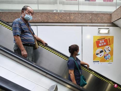 中國僑網牛車水地鐵站A出口處的播音機,,以英語,、中文普通話,、福建話及廣東話,循環(huán)播放“請緊握扶手”的信息,,提醒公眾在使用電動扶梯時注意安全,,墻上也貼上了相關告示。(新加坡《聯(lián)合早報》/李健瑋 攝)