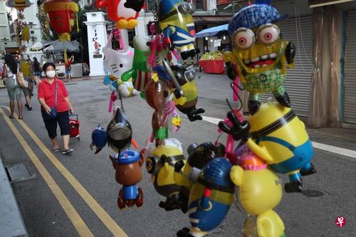 中國僑網(wǎng)牛車水今年少了中秋市集,,一些店面也收檔不做生意,,逛街的人稀稀疏疏,,少了佳節(jié)前的熱鬧,。(新加坡《聯(lián)合早報》/陳來福 攝)