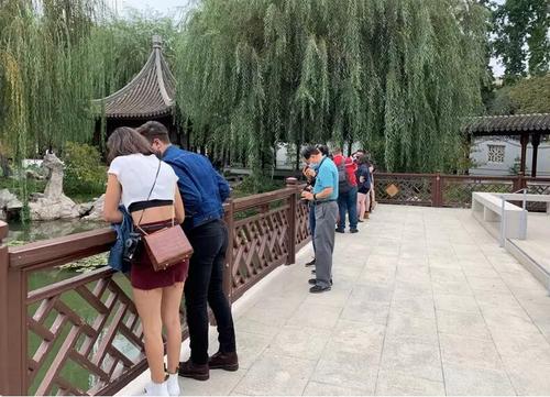 中國僑網(wǎng)不少游客都是專程來欣賞流芳園的新景點。(美國《世界日報》/張宏 攝)