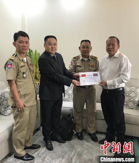 中國(guó)僑網(wǎng)19日上午,,柬埔寨廣東商會(huì)副會(huì)長(zhǎng)、柬埔寨民用炸藥廠董事長(zhǎng)黎小峰向柬埔寨國(guó)家警察總署捐贈(zèng)款項(xiàng)和物資,,以幫助柬埔寨官方救災(zāi)抗災(zāi)工作,。商會(huì)提供
