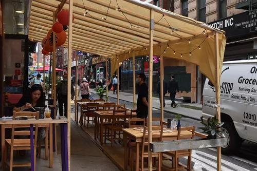 中國(guó)僑網(wǎng)紐約餐館業(yè)者可對(duì)室外用餐和堂食顧客加收最多10%的疫情恢復(fù)費(fèi),。(美國(guó)《世界日?qǐng)?bào)》/顏嘉瑩 攝)