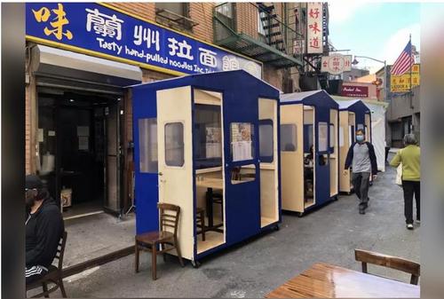 中國(guó)僑網(wǎng)“清味蘭州拉面館”的戶(hù)外包廂于本周投入使用,,成功吸引顧客眼光,,短短幾天生意至少成長(zhǎng)了一半,。(圖片來(lái)源:美國(guó)《世界日?qǐng)?bào)》/顏嘉瑩 攝)