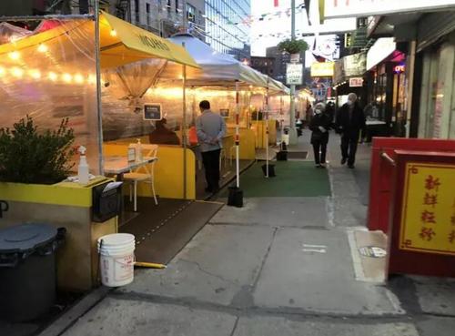 中國僑網(wǎng)紐約市府規(guī)定參與開放餐廳計劃業(yè)者,,須在12月中前以沙包,、反光條等設(shè)備保護戶外用餐空間,。(美國《世界日報》/顏嘉瑩 攝)
