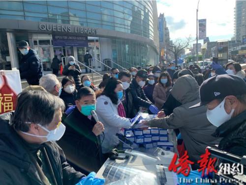 中國(guó)僑網(wǎng)華商會(huì)向法拉盛民眾派發(fā)口罩等防疫物資,。(美國(guó)《僑報(bào)》/張晶 攝)
