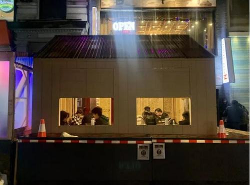 中國僑網隨著冬天到來,,業(yè)者擔心戶外餐區(qū)不通風,,更容易染疫。(美國《世界日報》/劉大琪 攝)