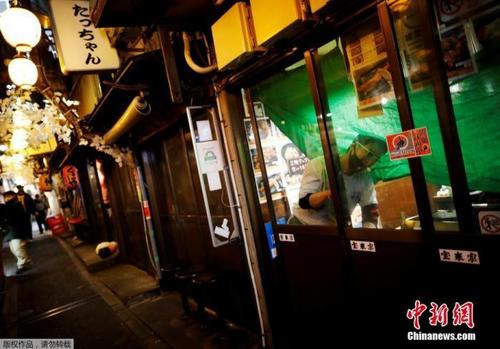 中國僑網(wǎng)資料圖:當(dāng)?shù)貢r間2021年1月8日,,日本東京,,一位店主正在關(guān)閉店鋪。
