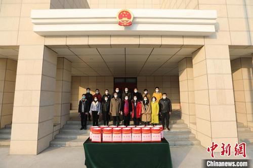 中國僑網(wǎng)大使館為留學(xué)生們準(zhǔn)備了愛心滿滿的“春節(jié)包”,。王波 攝