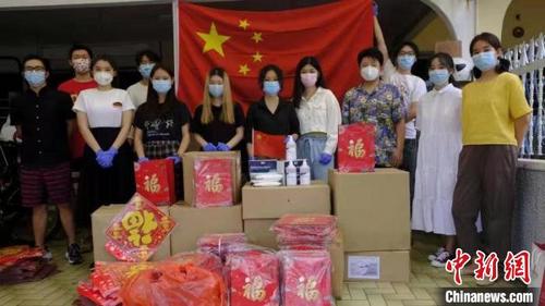 中國僑網(wǎng)博特拉大學志愿者在發(fā)放“春節(jié)包” 吳佳碩 攝