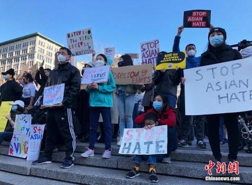 中國僑網(wǎng)3月21日,,千余名紐約市民在曼哈頓聯(lián)合廣場集會(huì)示威,抗議針對美國亞裔的種族歧視和仇恨犯罪,。圖為人們在示威現(xiàn)場舉著各式標(biāo)語,。中新社記者 馬德林 攝