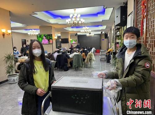 中國僑網(wǎng)羅馬尼亞臺州商會(huì)為旅烏華僑和留學(xué)生提供免費(fèi)伙食 羅馬尼亞臺州商會(huì)供圖