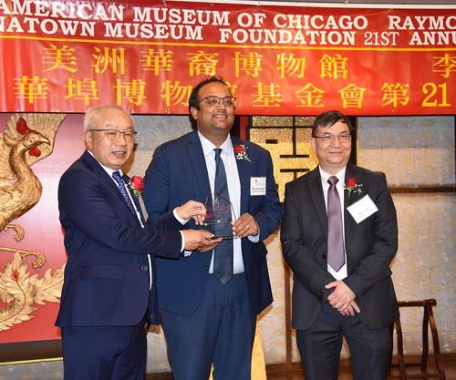 中國(guó)僑網(wǎng)芝加哥美洲華裔博物館日前舉辦籌款晚宴,。圖為在晚宴上向發(fā)起和積極推動(dòng)《亞裔美國(guó)人歷史平等教育法案》的伊利諾伊州參議員拉姆·維利瓦姆頒發(fā)獎(jiǎng)牌,。左為芝加哥美洲華裔博物館主席鄭緯略,右為館長(zhǎng)劉振斌。(美國(guó)《芝加哥華語(yǔ)論壇》報(bào)/張大衛(wèi) 攝)