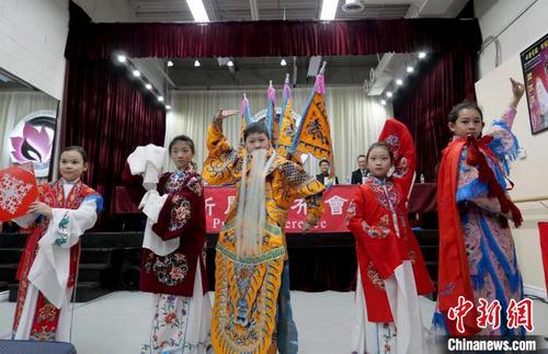 中國(guó)僑網(wǎng)加拿大中國(guó)戲曲藝術(shù)協(xié)會(huì)“小梨園”少兒班的孩子們將在海外新年戲曲晚會(huì)上表演不同流派的名家名段,?!∮嗳鸲z