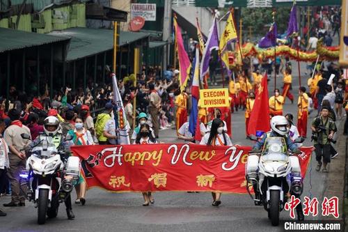 中國僑網(wǎng)菲律賓北部城市碧瑤舉辦盛大游行活動(dòng),,慶祝中國春節(jié),。圖為游行隊(duì)伍。 張興龍 攝