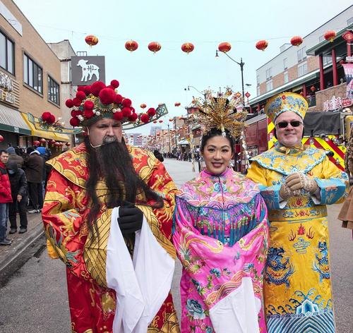 中國(guó)僑網(wǎng)當(dāng)?shù)貢r(shí)間1月29日,芝加哥華埠舉行了慶祝中國(guó)兔年春節(jié)大游行,。圖為身著戲裝的中外人士向大家賀年,。(美國(guó)《芝加哥華語(yǔ)論壇》報(bào)/張大衛(wèi) 攝)